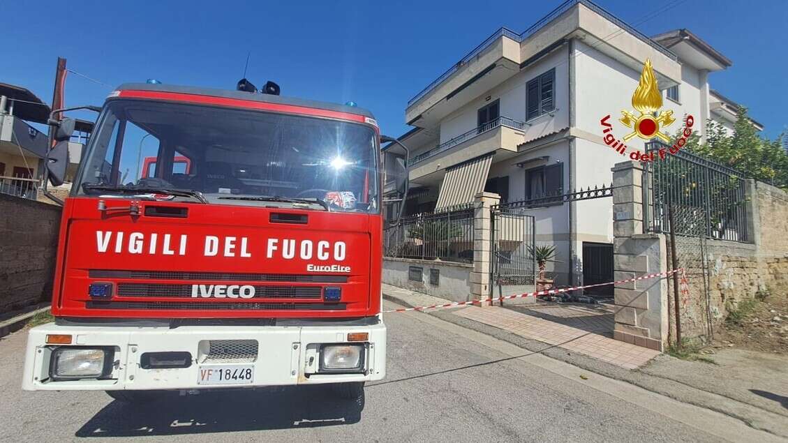 Esplosione in appartamento per fuga di gas, tre feriti