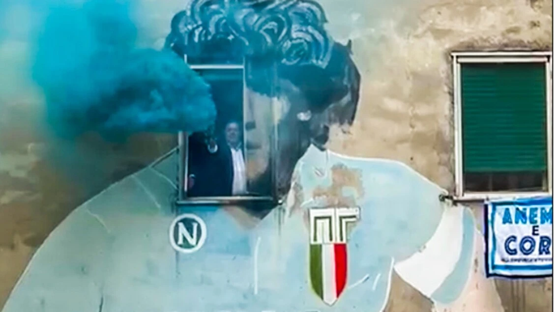 Habemus scudetto,fumata azzurra dal volto del murale di Maradona