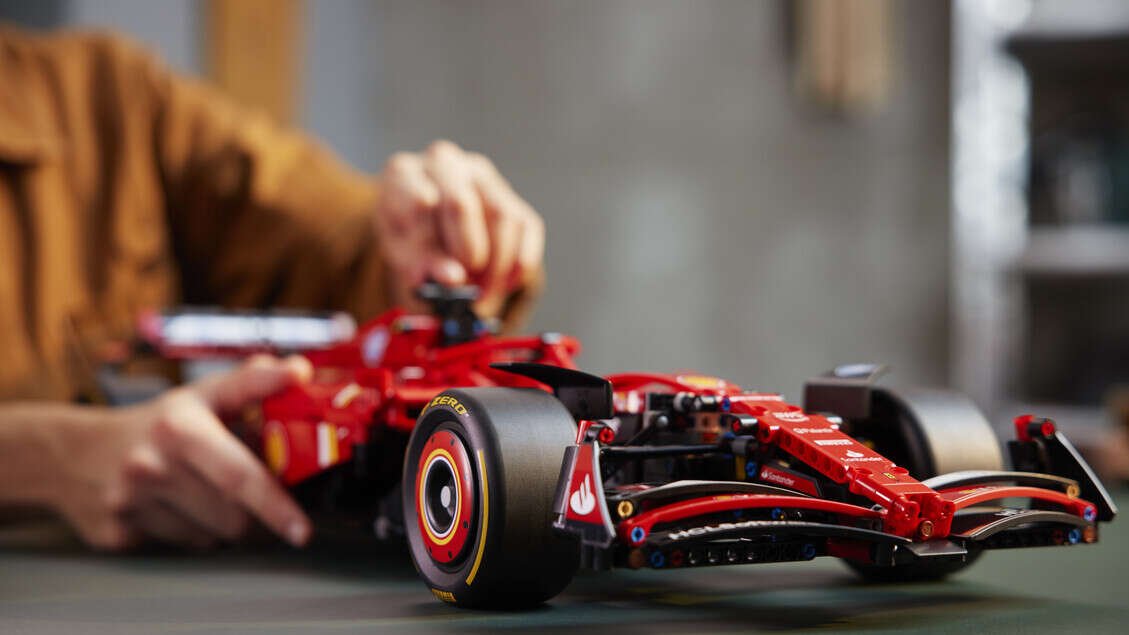 Debutta a Milano Ferrari SF-24 fatta di mattoncini Lego Technic