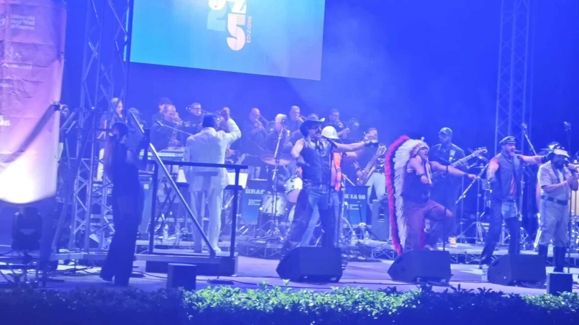Malore leader dei Village People durante concerto a Palermo