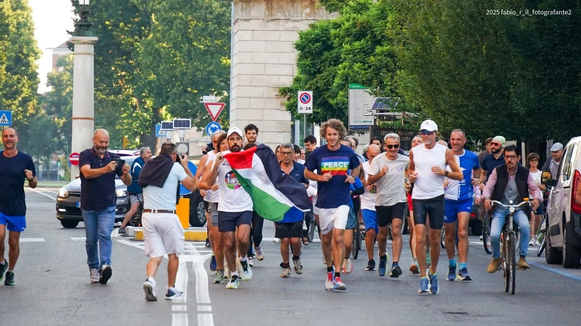 Sindaco di Pavia corre 10 km con la bandiera della Palestina