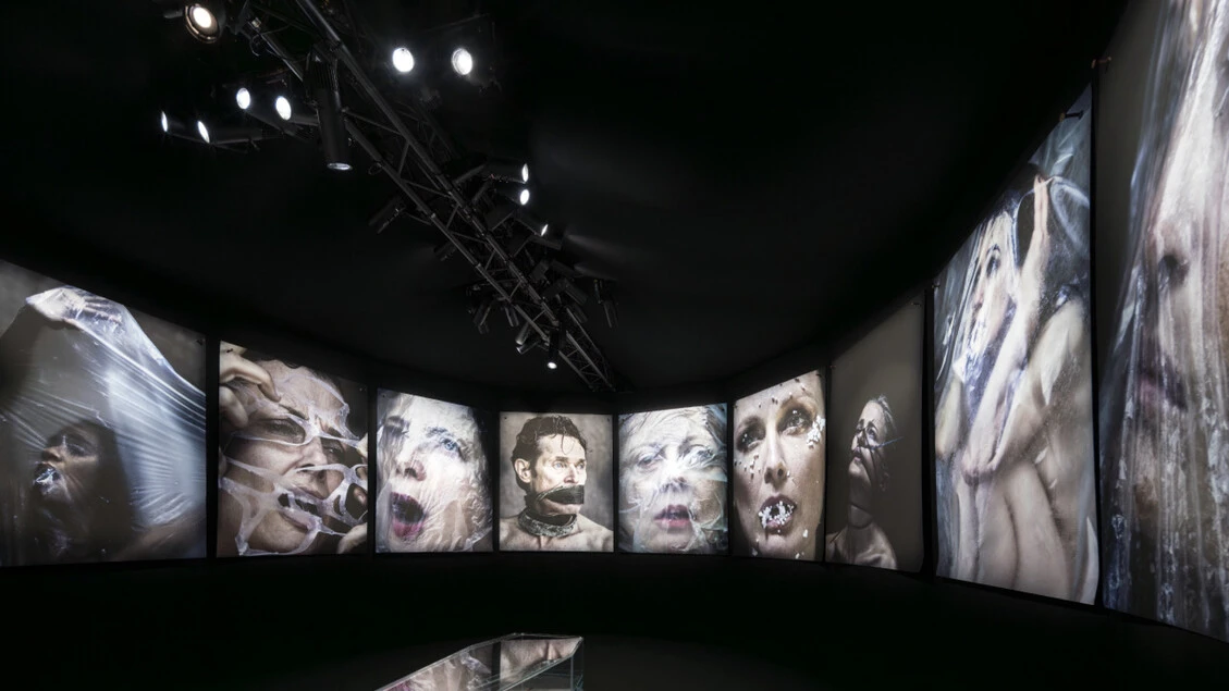 Volti soffocati nella plastica, mostra 'Breathtaking' a Venezia