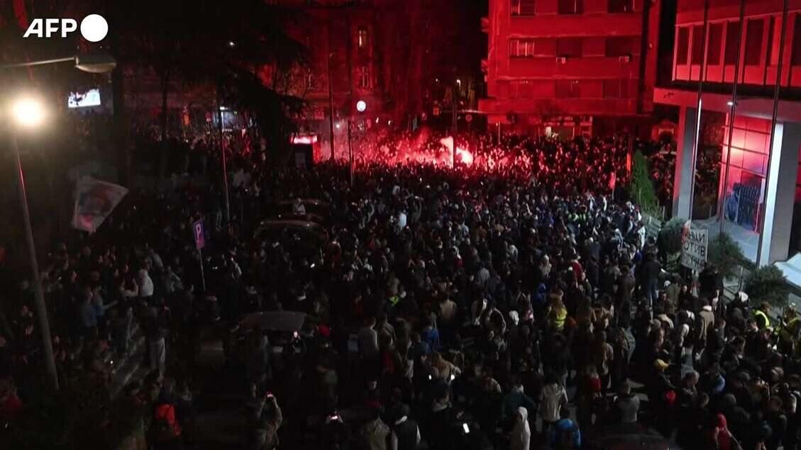 Serbia, gli studenti protestano davanti alla sede della tv pubblica