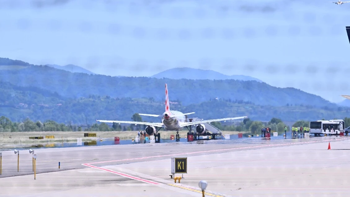 Risucchiato da motore aereo: legale,'violata la sua dignità'