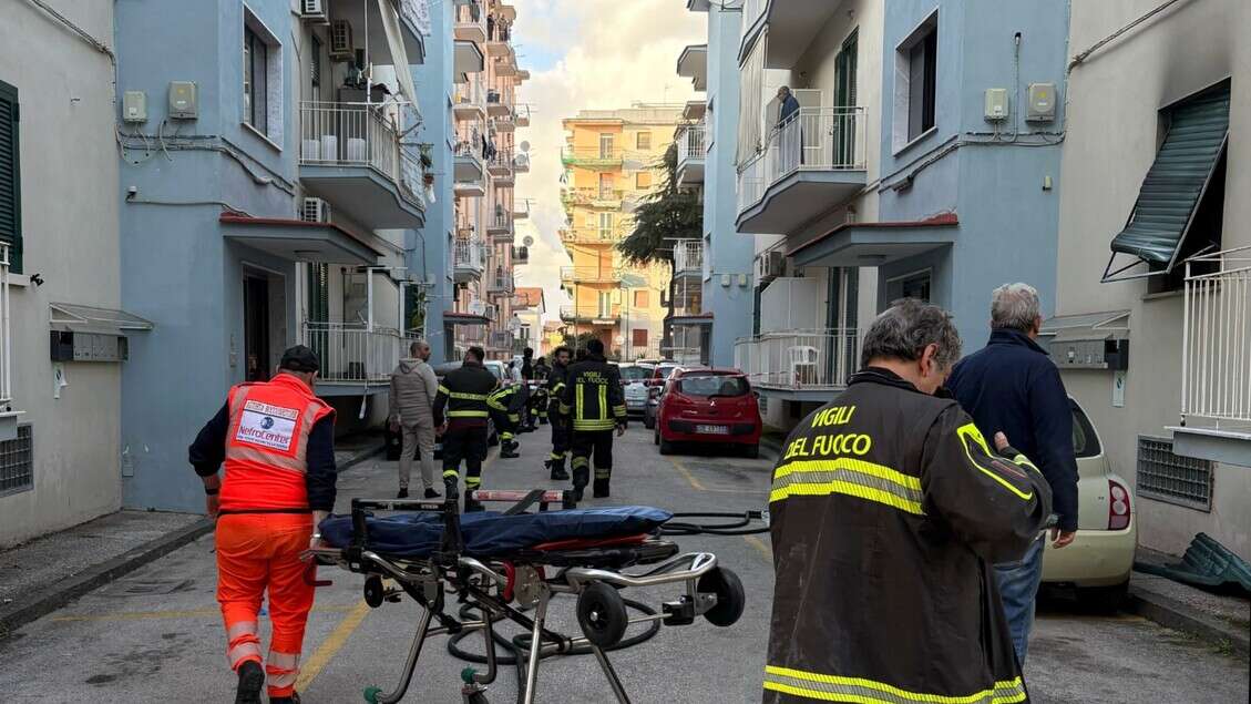 Scoppia rogo in appartamento, morta una donna nel Napoletano