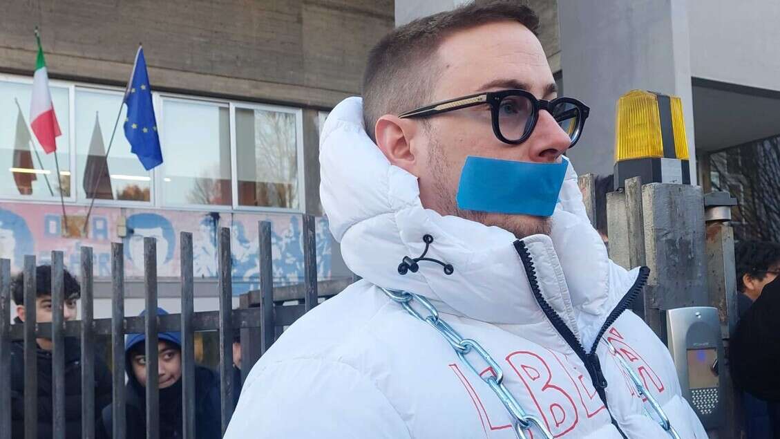 Gli studenti applaudono il porno attore incatenato per protesta