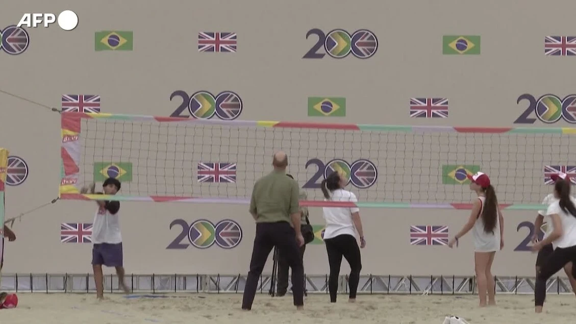 Il principe William a Copacabana, tra beach volley e lifeguards