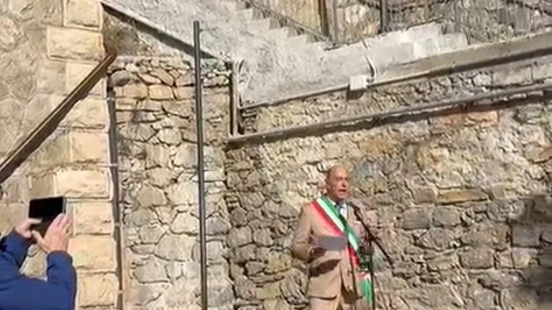 Sindaco inaugura primo palo pubblico per pole dance, polemiche