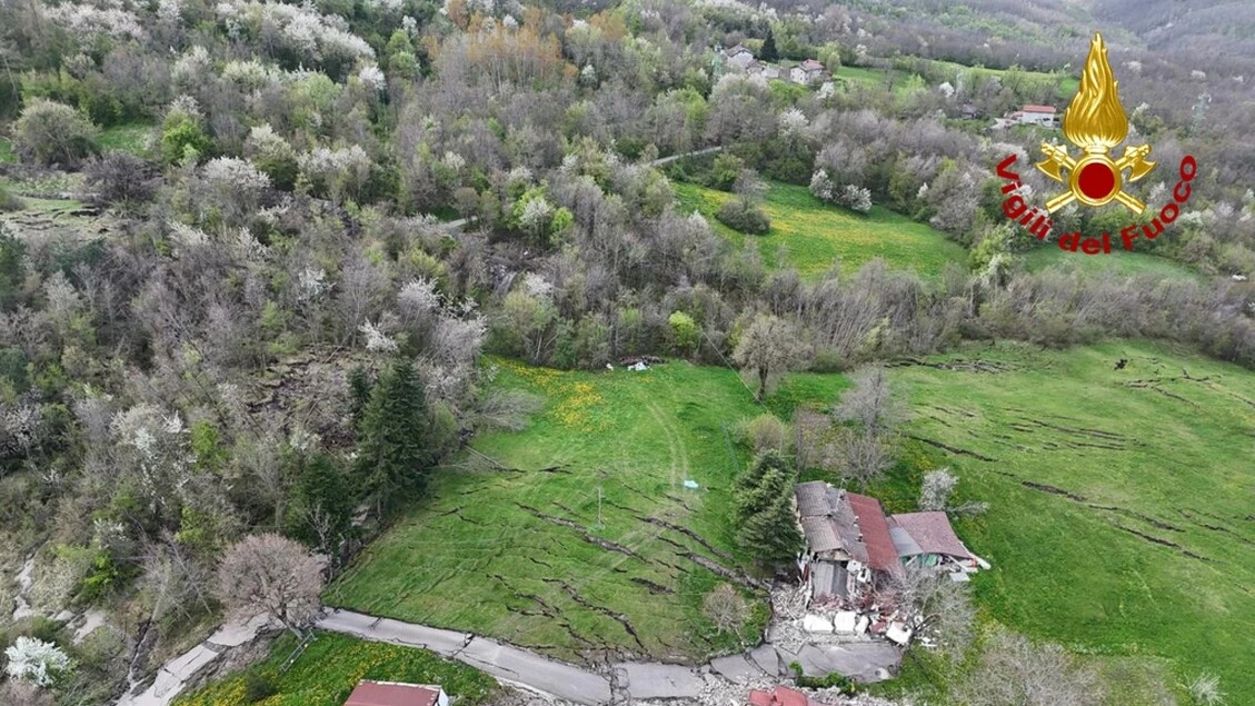 Grande frana nel Modenese, vigili del fuoco sorvolano coi droni