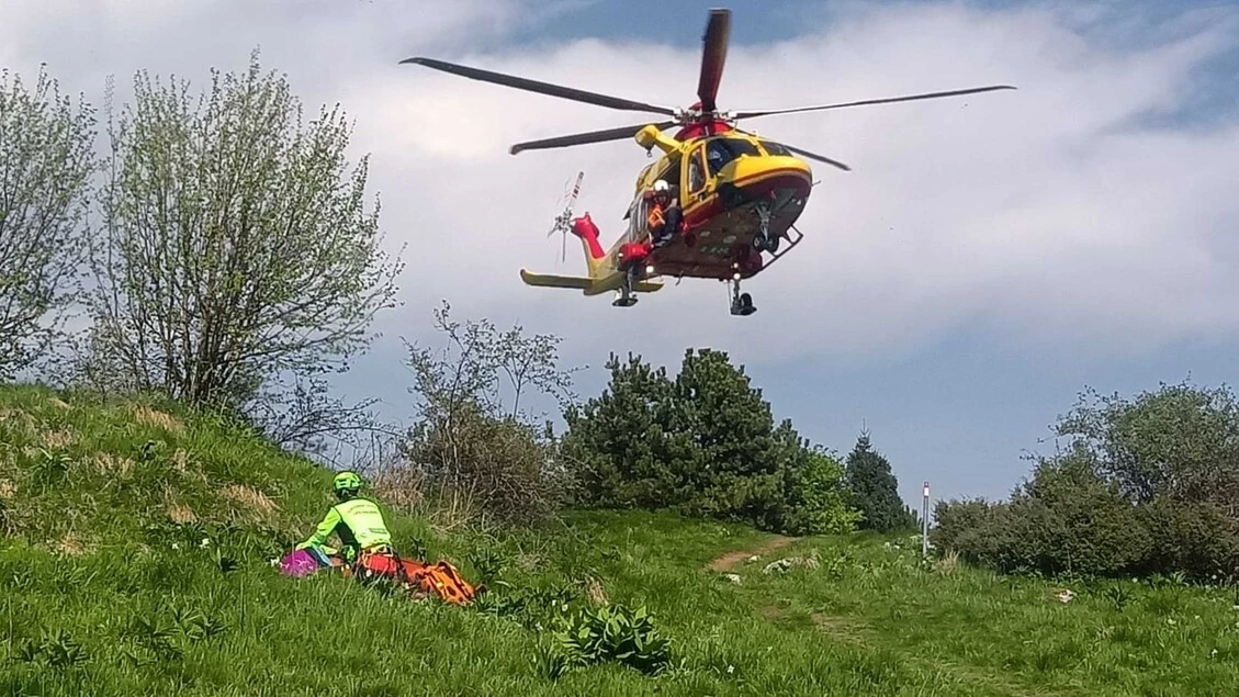 Tre piloti di parapendio precipitati, soccorsi sul Monte Grappa