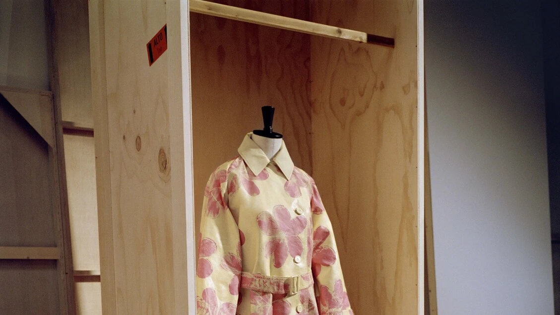 Da Weekend Max Mara cinque artiste rivisitano il trench coat