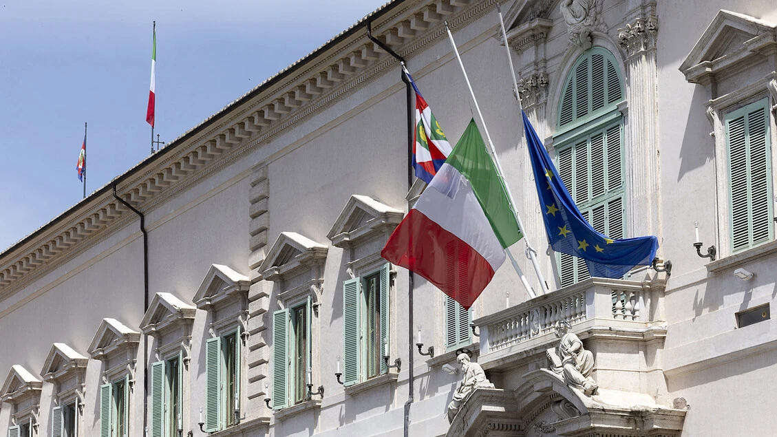 Bandiere a mezz'asta in segno di lutto al Colle e Palazzo Chigi