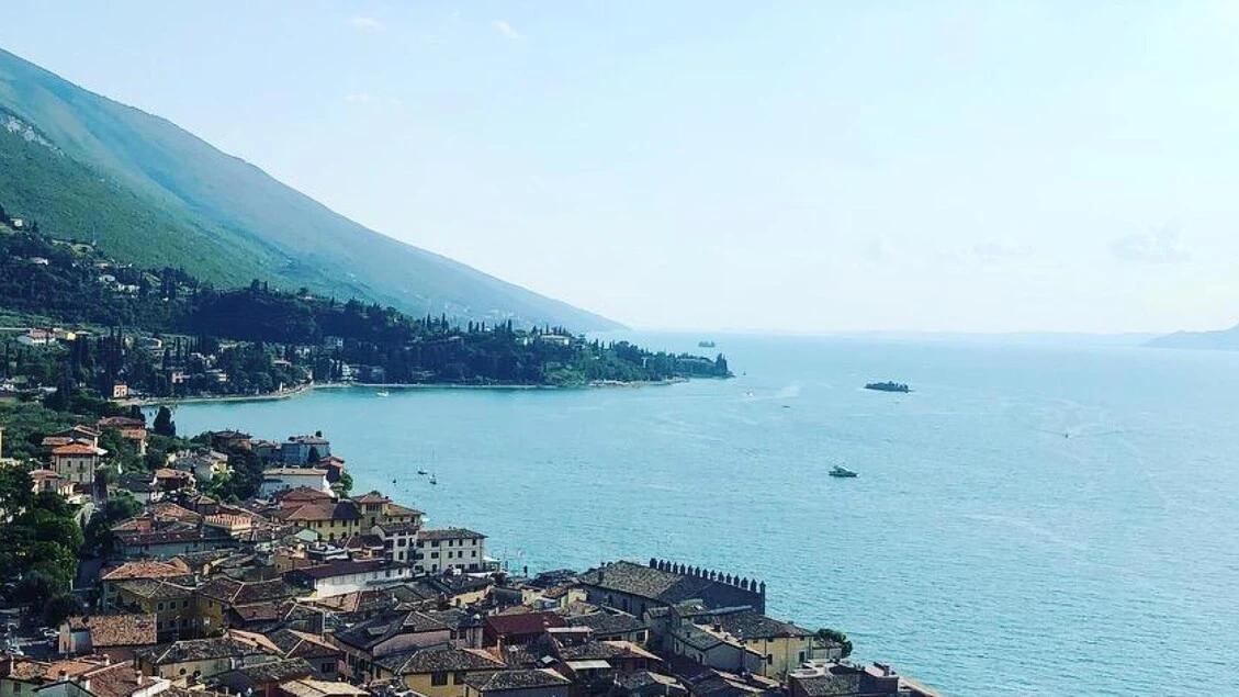Ciclista muore precipitando da scogliera sul Garda