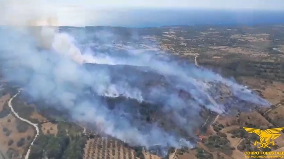Incendio nel Nuorese in bonifica e riapre la statale 125