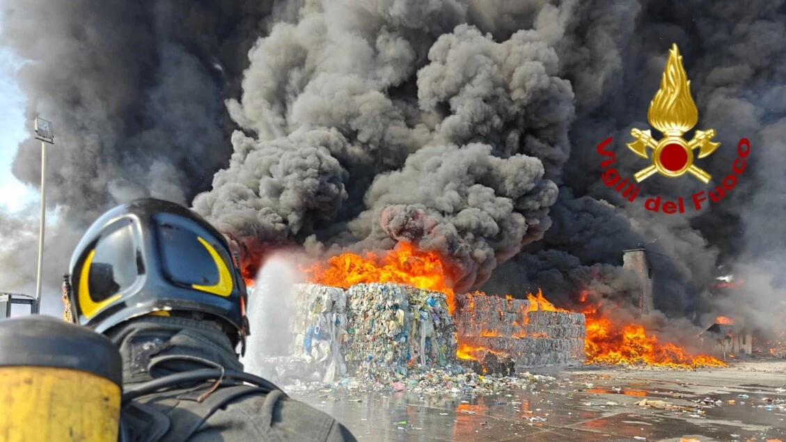 Brucia centro stoccaggio rifiuti a Catania, alta nube nera