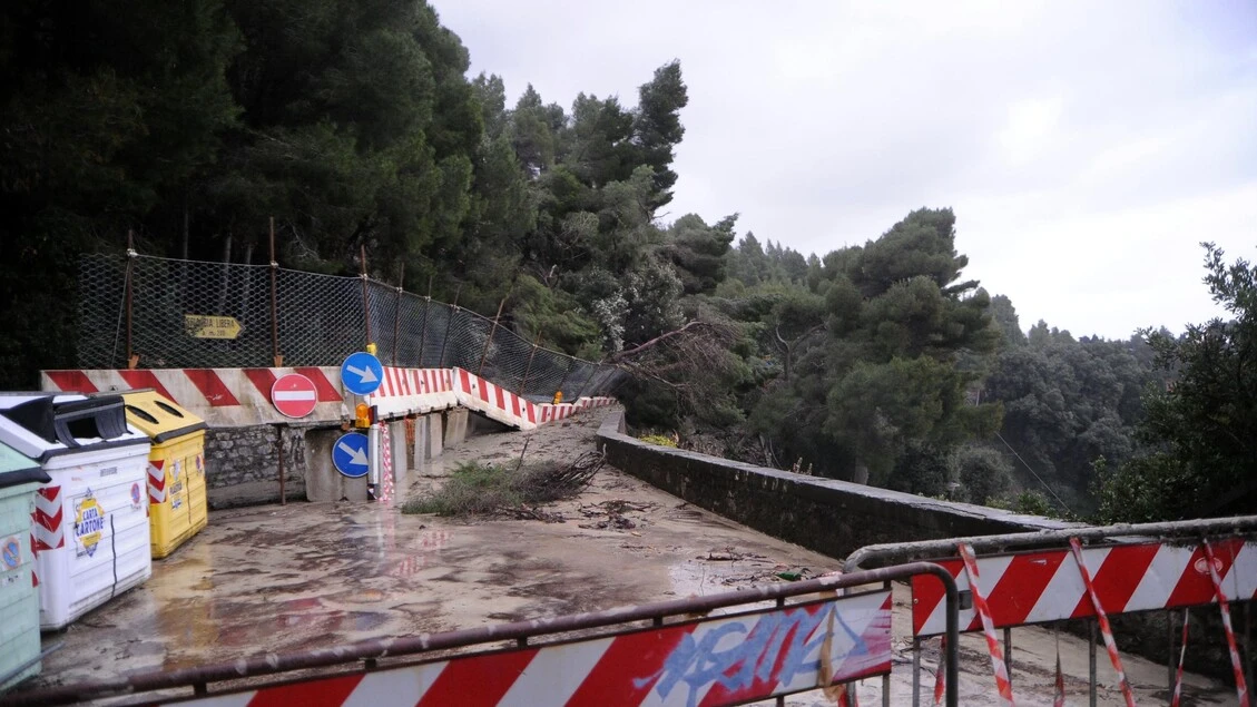 Frana sulla provinciale 51 alla Spezia, chiuso tratto