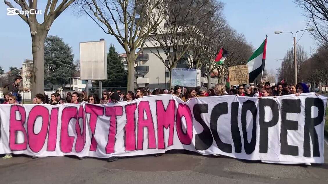 Giornata internazionale della donna, 'Non una di meno' davanti alla sede di Leonardo a Torino