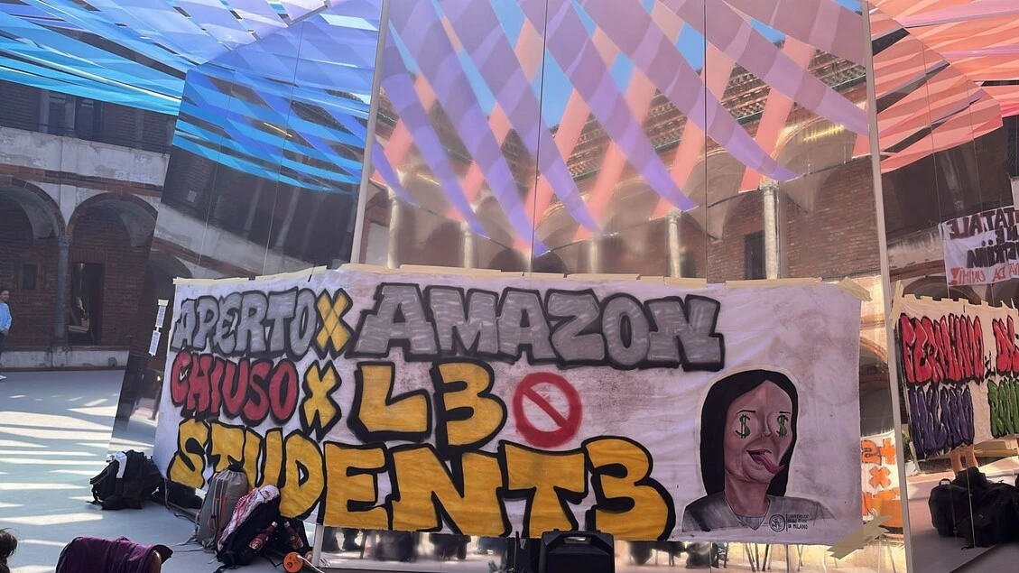 Striscioni su installazione di Amazon in Statale a Milano