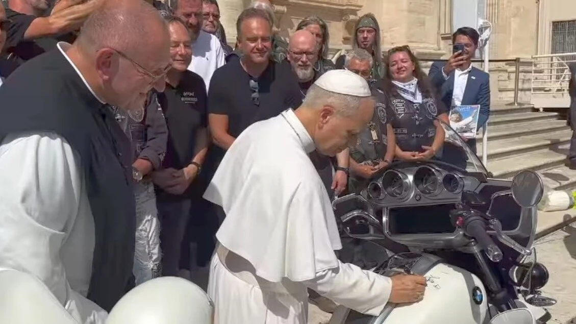 Il Papa firma una moto Bmw, ricavato andrà in beneficenza
