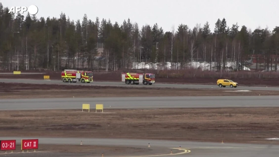 Si schianta un caccia in Finlandia, pilota tratto in salvo