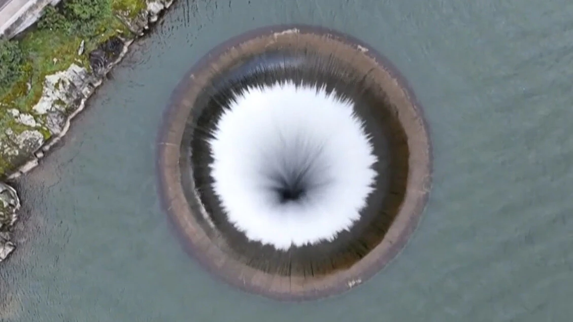 Un enorme buco in un lago californiano: e' il 