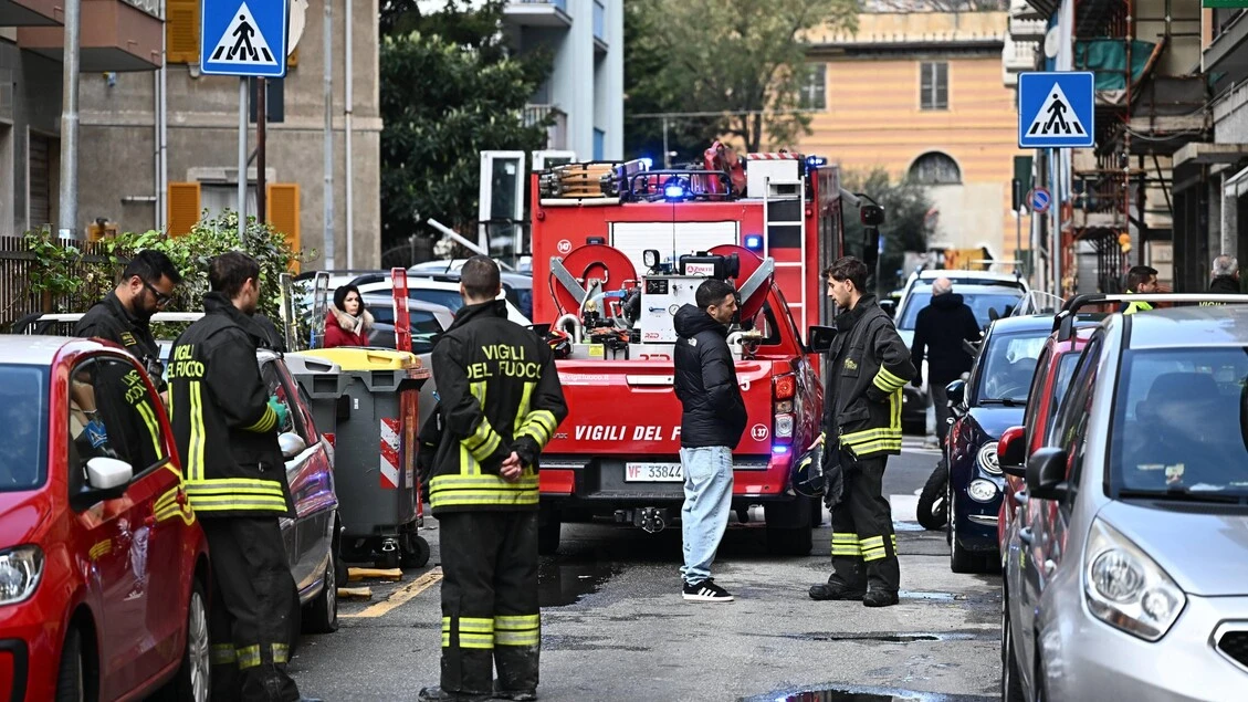 Dà fuoco al padre e lo lascia morire tra le fiamme