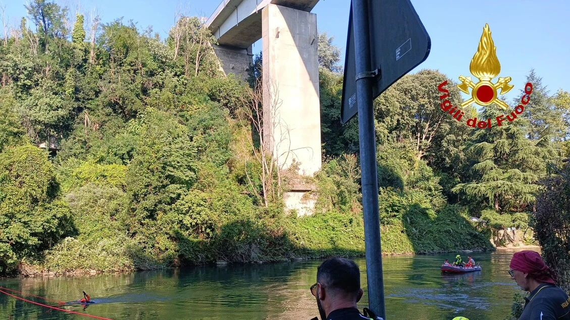 Giovane si lancia nell'Adda e non riemerge, sospese le ricerche