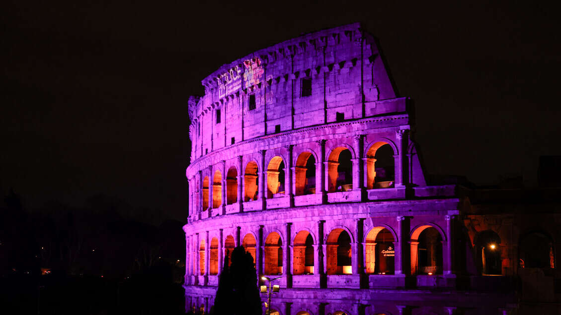 Maxirissa davanti al Colosseo, un accoltellato