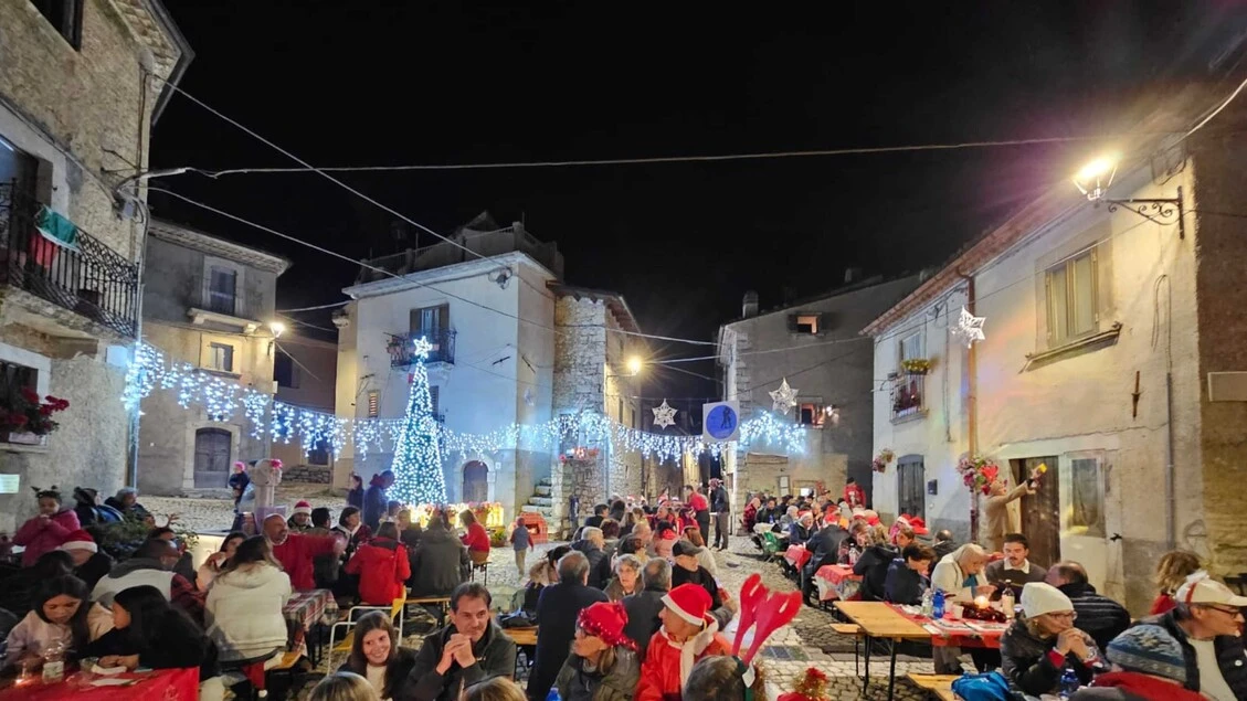 Freddo invernale, borgo abruzzese festeggia il 'Natale' d'estate