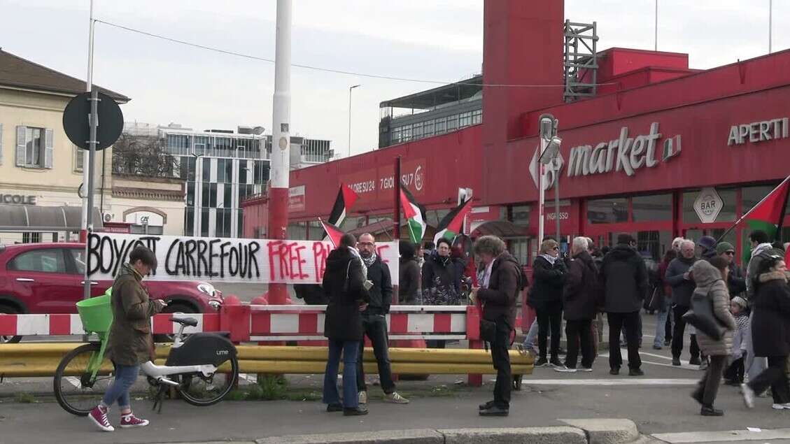 Milano, manifestanti pro-Palestina contro Carrefour: 