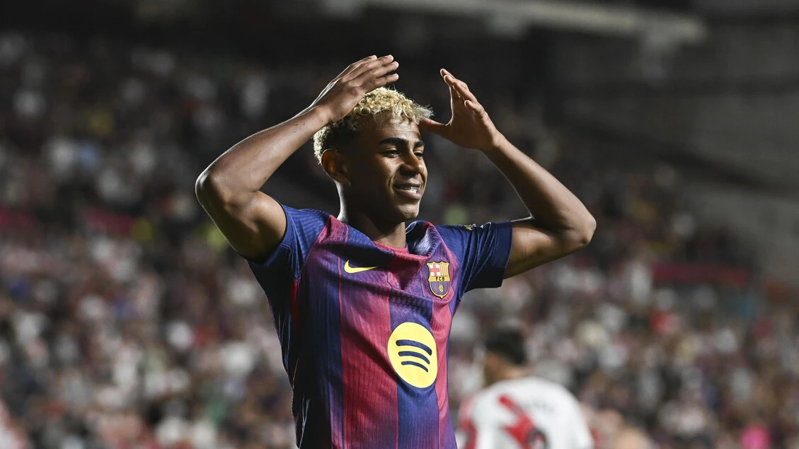 Yamal festeggia come LeBron, mima la corona da re del Barcellona