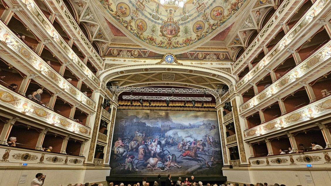 Il sipario storico torna al teatro Nuovo Gian Carlo Menotti