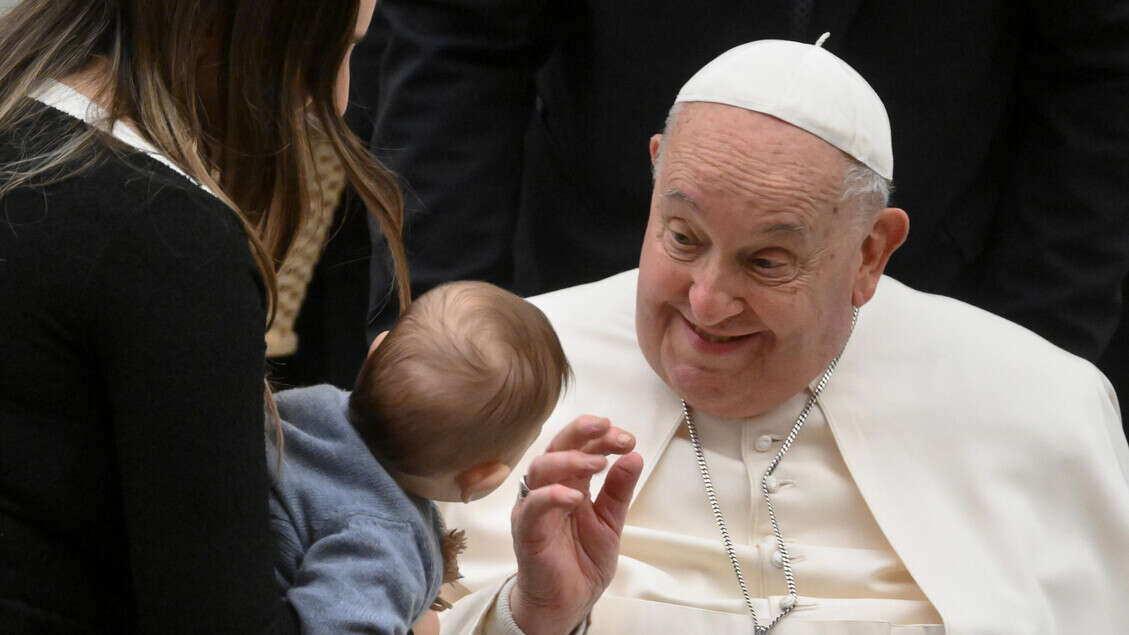 L'infezione polimicrobica che ha colpito il Papa, cos'è e quali sono le possibili cause. Parla l'esperto