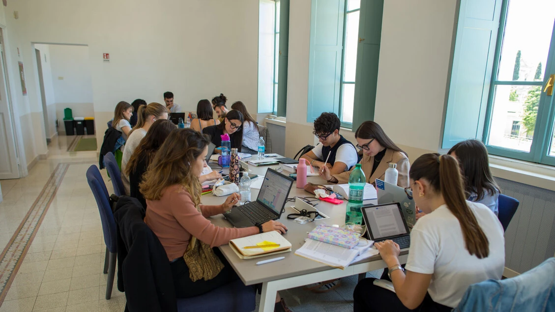 Aie, -25% di studenti in 20 anni, più contenuti digitali