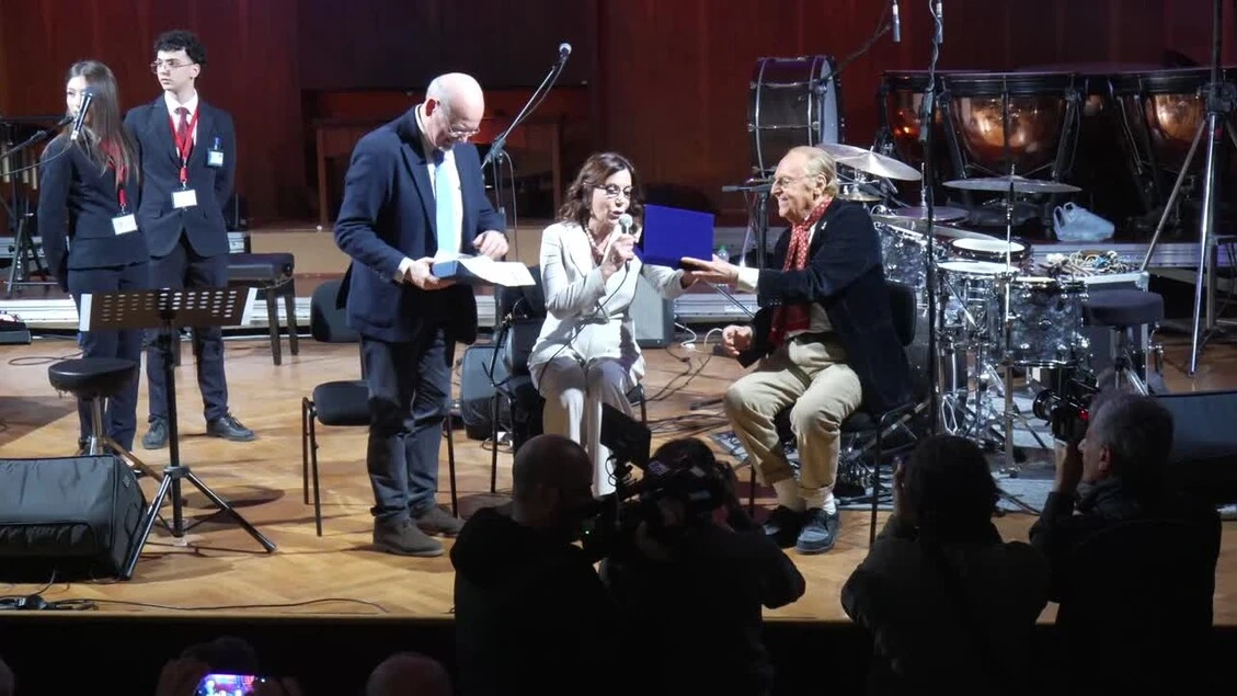 Renzo Arbore riceve a Napoli il premio San Pietro Majella