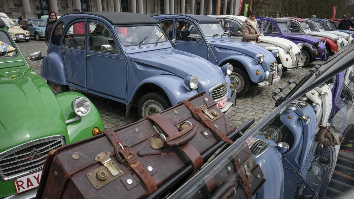 Gli amanti della Citroën 2CV si riuniscono in Slovenia