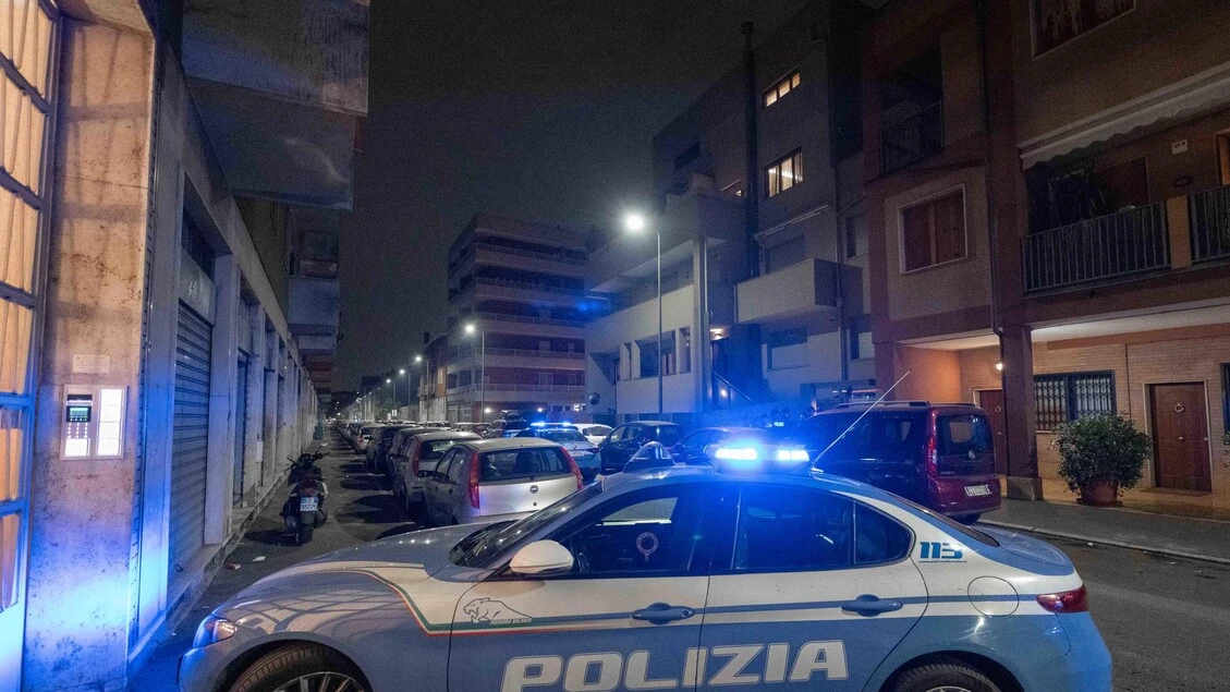 Picchia e minaccia la fidanzata ex modella, arrestato