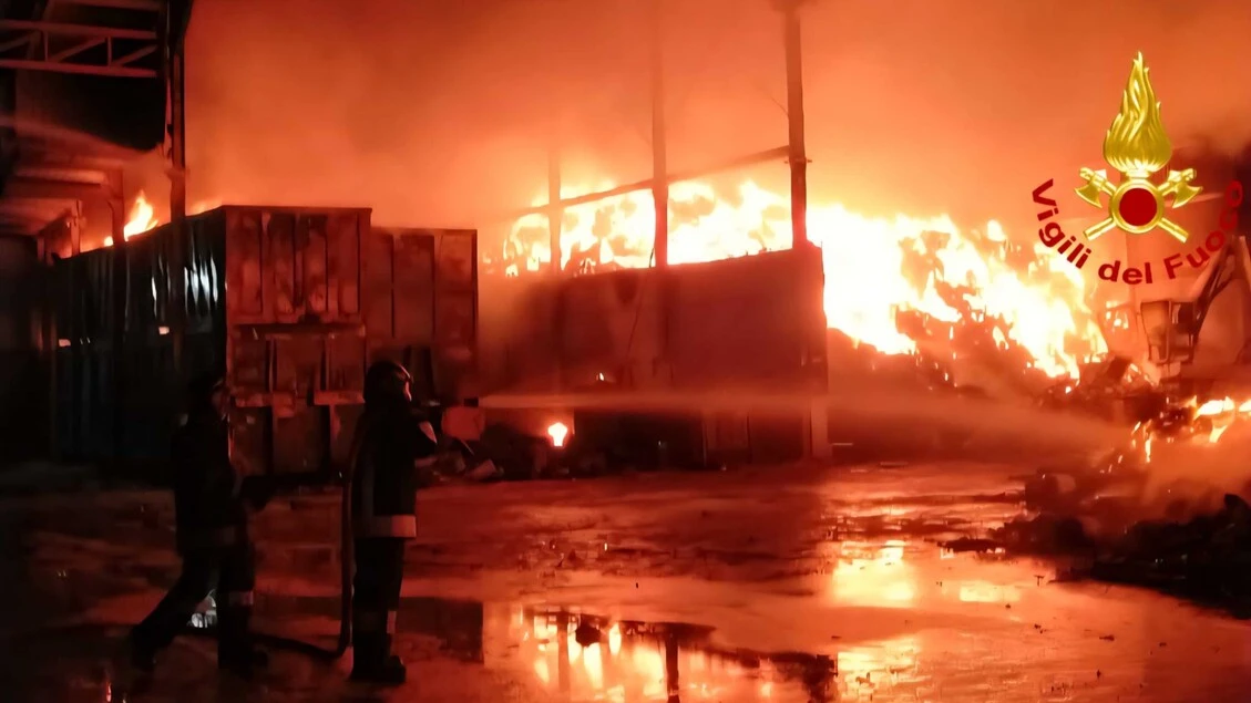 Rogo in centro rifiuti a Fasano, prosegue attività spegnimento