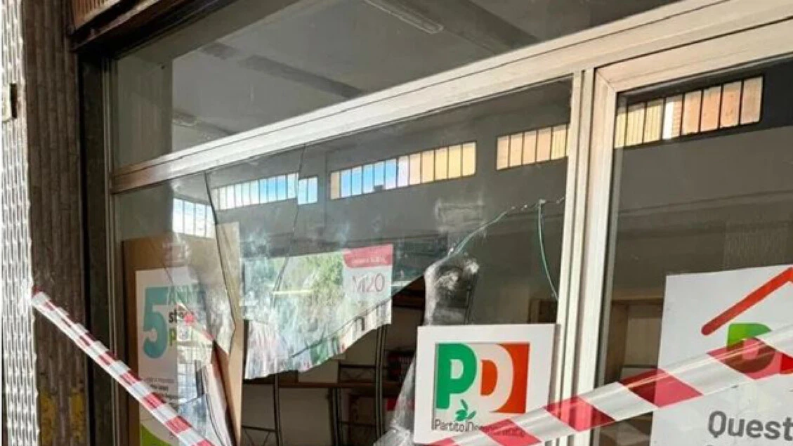Ad Acqui Terme danneggiata la vetrata della sede Pd