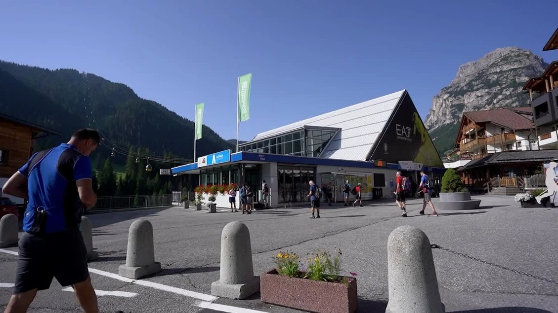 La magia delle Dolomiti a piedi o in mountain-bike