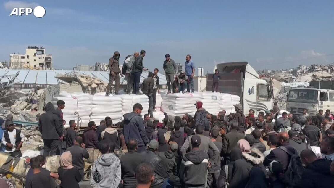 Gaza, la fila per ricevere sacchi di farina da un centro di distribuzione dell'Unrwa