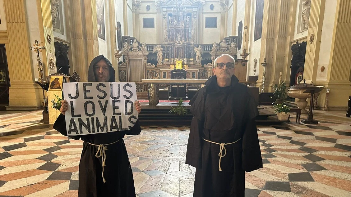 Protesta animalista in chiesa Verona, interviene la Polizia