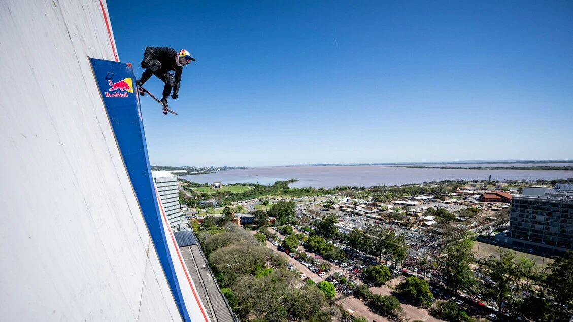 Red Bull building drop, Sandro Dias scrive la storia