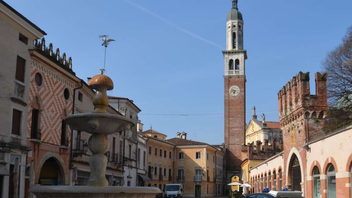 Prende a pugni una donna per strada senza motivo, arrestato