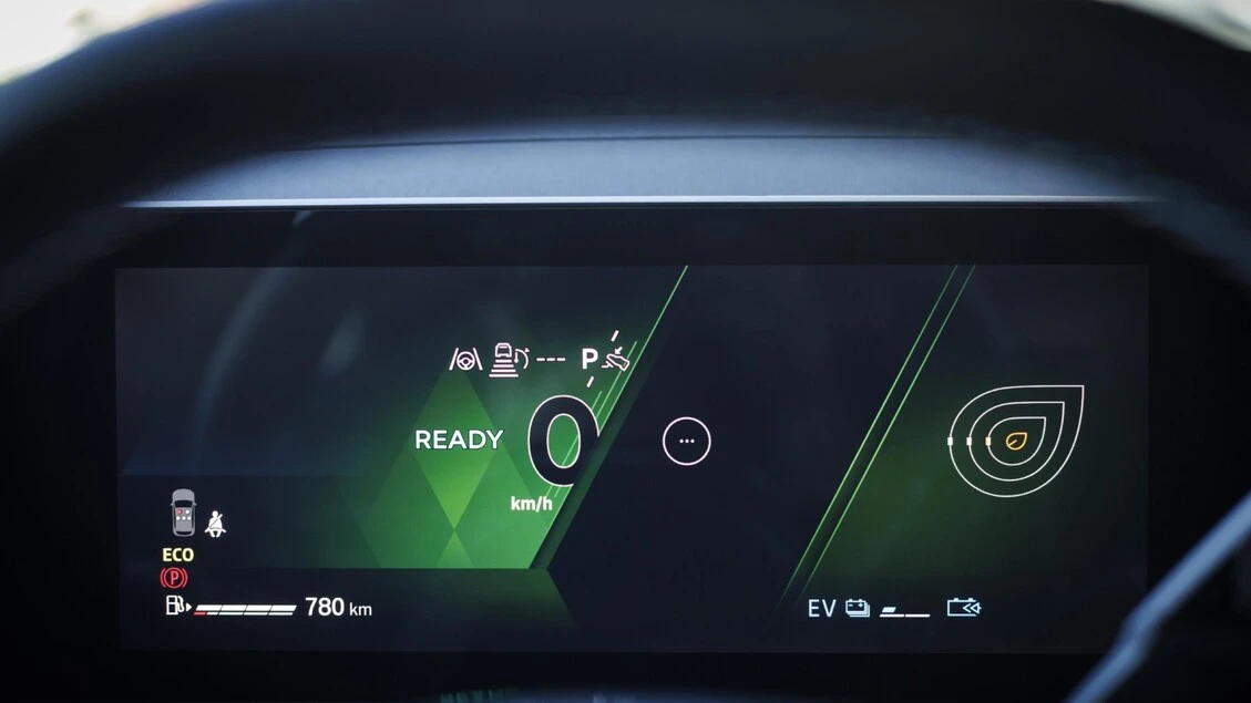 Con E-Tech full hybrid la guida ibrida diventa predittiva