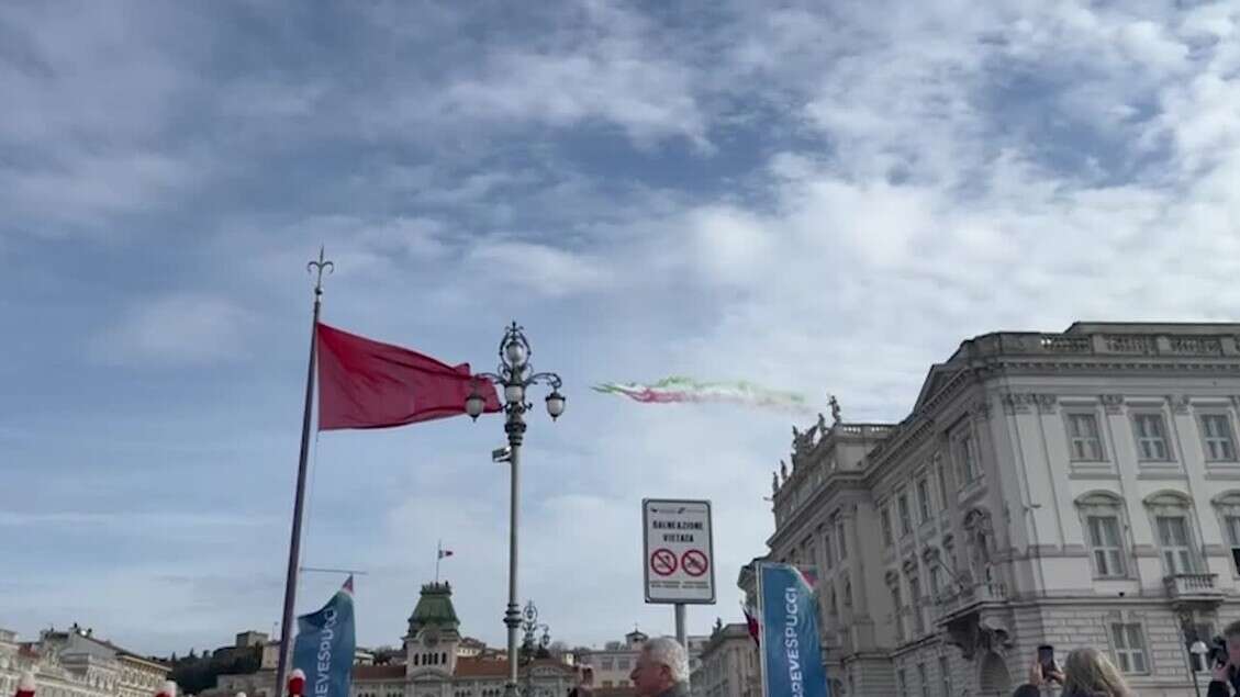 Trieste, le Frecce tricolori omaggiano l'Amerigo Vespucci