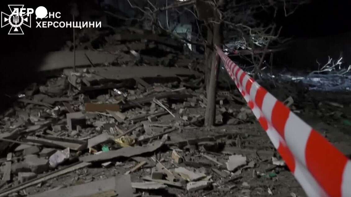 Bomba russa colpisce un edificio a Kherson, i soccorritori al lavoro