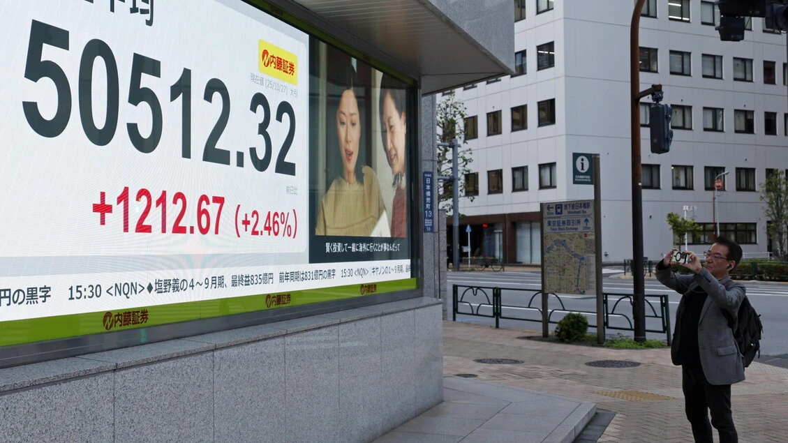 Borsa: Asia in rosso, pesa il comparto tecnologico, Tokyo -1,74%