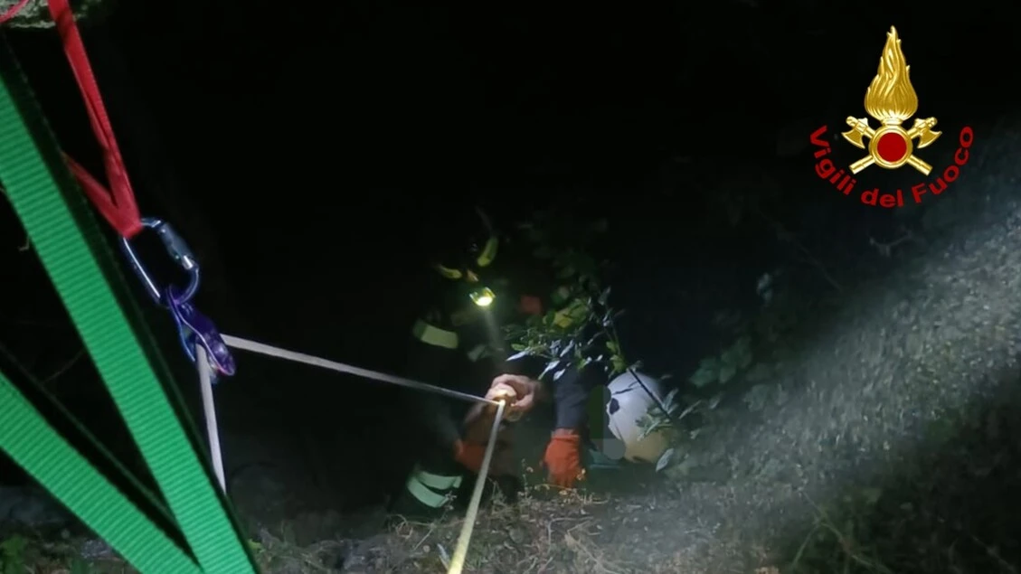 Cade in dirupo sotto a un ponte, 51enne salvato dai Vvf a Sutri