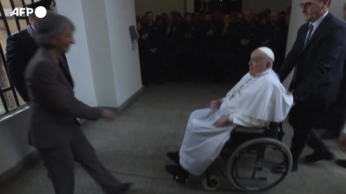 Francesco in visita a Regina Coeli, l'entusiasmo dei detenuti